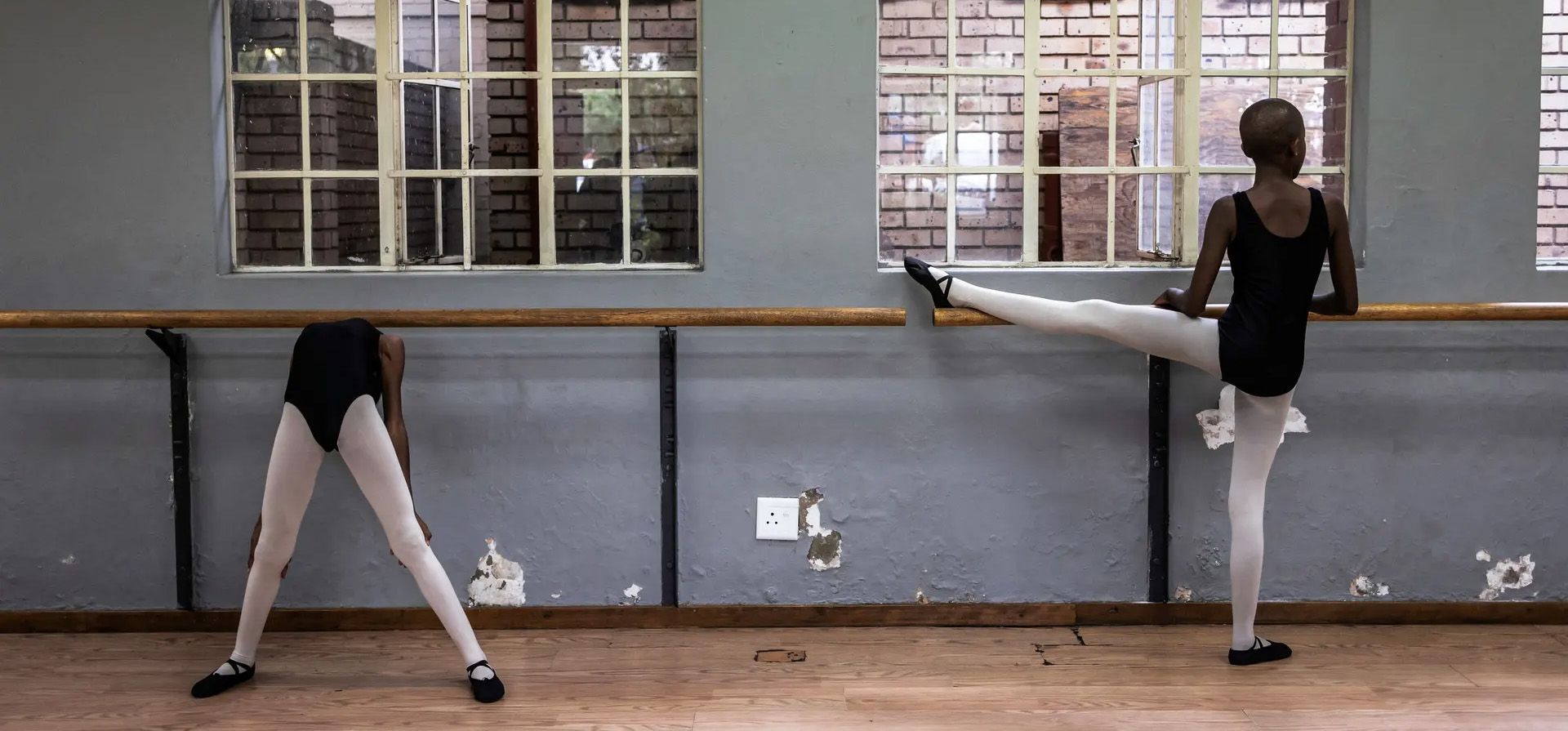 Alumnos se estiran antes de una clase de ballet en el municipio de Johannesburgo, Soweto, Sudáfrica. Fotografía: Olympia de Maismont/AFP/Getty Images Alumnos se estiran antes de una clase de ballet en el municipio de Johannesburgo, Soweto, Sudáfrica. Fotografía: Olympia de Maismont/AFP/Getty Images