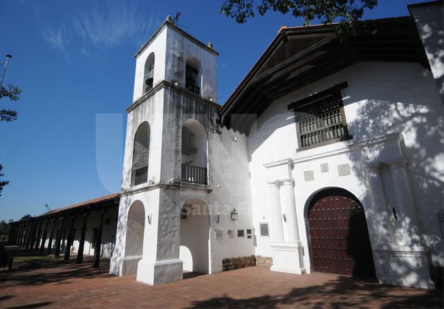 Fachada. El frente del  Convento de San Francisco registra problemas de humedad sobre la galería. UNO de Santa Fe/Juan M. Baialardo
