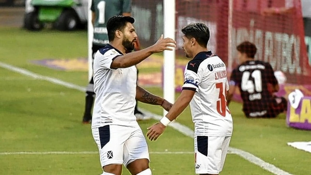 Independiente venció a Newells por 2-1 y alcanzó en la cima de la zona B a Vélez.