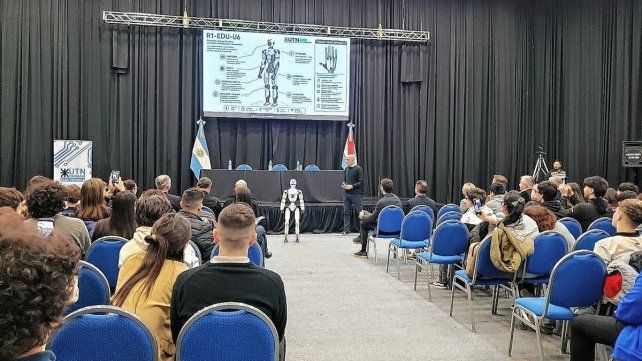 En Paraná fue presentado un robot humanoide de la UTN de San Francisco.
