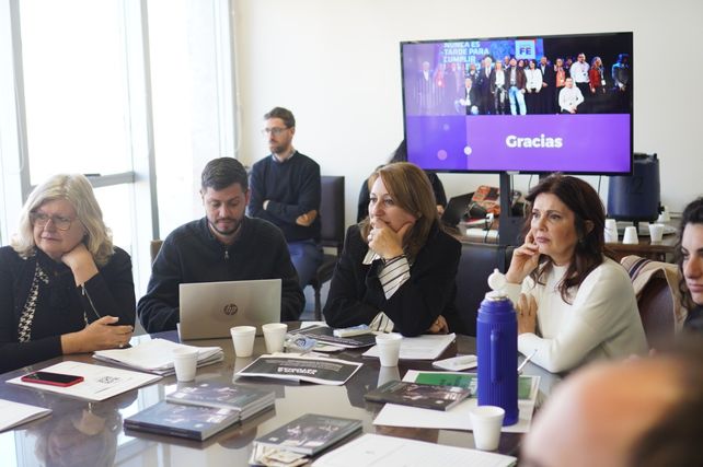 Mónica Fein encabezó un conversatorio con referentes en materia educativa para trasladar la exitosa experiencia del programa Vuelvo a estudiar a nivel nacional.