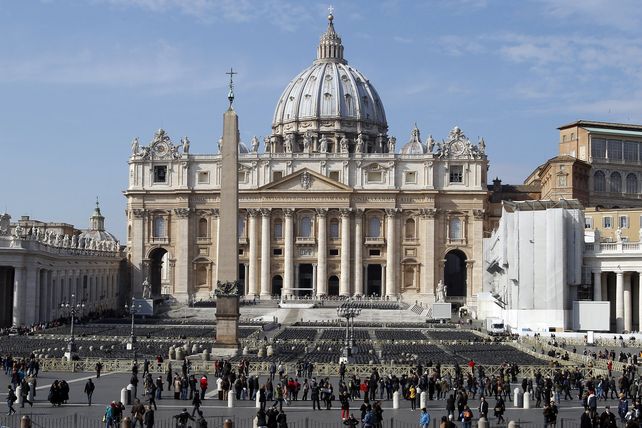Arrestaron a un hombre que intentó meterse con el auto en el Vaticano