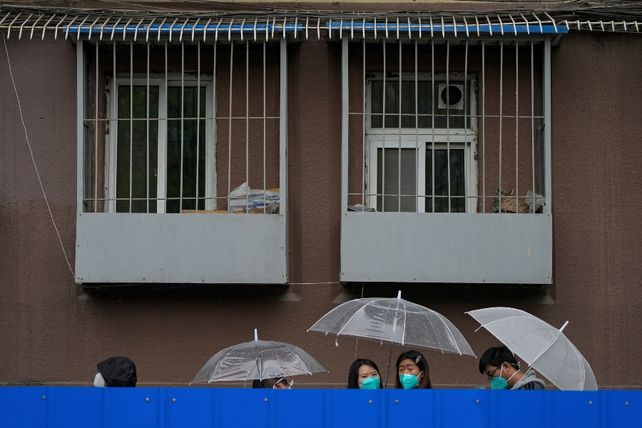 China coloca barreras de metal en las ciudades para frenar el coronavirus