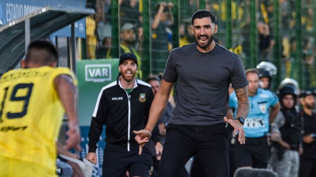 Enérgico. Joaquín Boghossian da indicaciones a los gritos en un partido de Deportivo Maldonado.