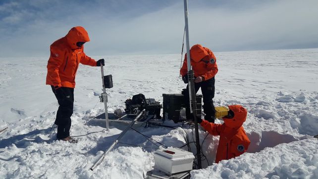Investigadores trabajaron en la Antártida para relevar la masa de hielo que se desprende cada vez con mayor rapidez.