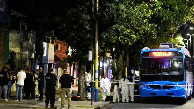 Hay varios detenidos por los taxistas asesinados en Rosario. Un chofer de colectivos baleado pelea por su vida. Las explicaciones del ministro de seguridad&nbsp;