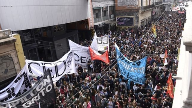 Enorme columna. Una multitud marchó desde la plaza San Martín hasta la sede de Gobierno de la UNR.&nbsp;
