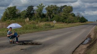 Insólita protesta: acampa al lado de un pozo en la ruta para que lo arreglen