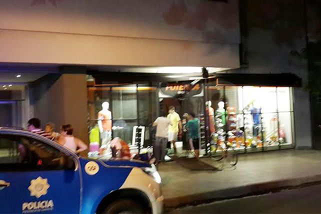 Hubo robos y destrozos en varios comercios de la ciudad