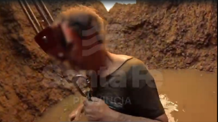 Cayó a un pozo al hundirse el patio de su casa y lo rescataron los bomberos