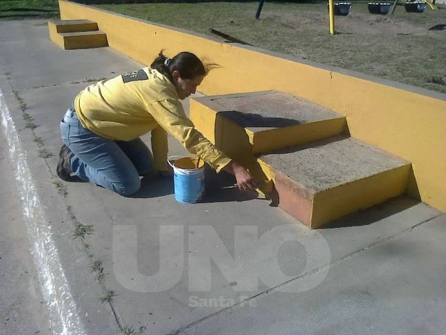 Con pala, escoba y carretilla, los jóvenes limpian su barrio