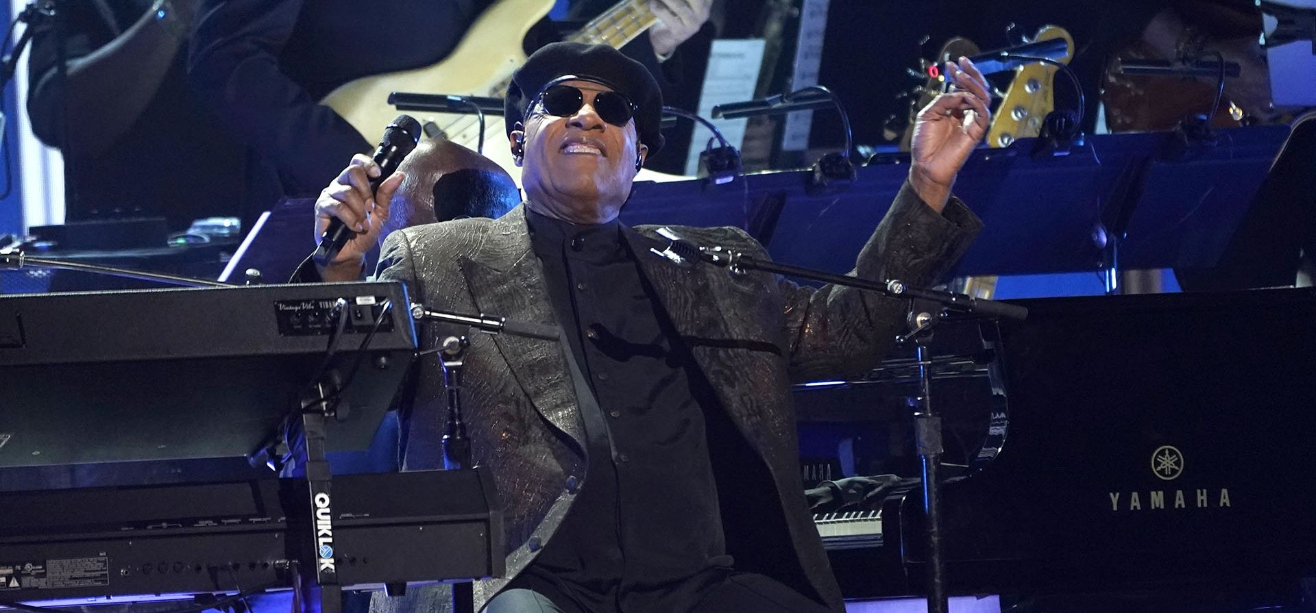 Stevie Wonder interpreta "The Way You do The Things You Do" durante un tributo a Motown en la 65ª entrega anual de los premios Grammy, el domingo 5 de febrero de 2023 en Los Ángeles. (Foto AP/Chris Pizzello)
