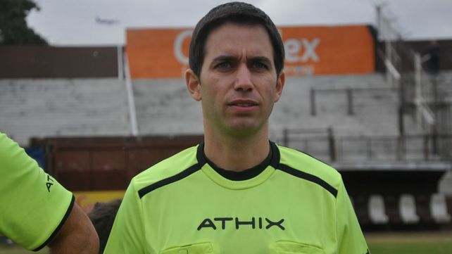 Martín Bustos era árbitro de fútbol y se hacía pasar por masajista. En provincia de Buenos Aires enfrenta una causa judicial similar por la que está detenido.