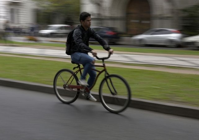 vulnerable. Un ciclista pedaleaba ayer por Oroño