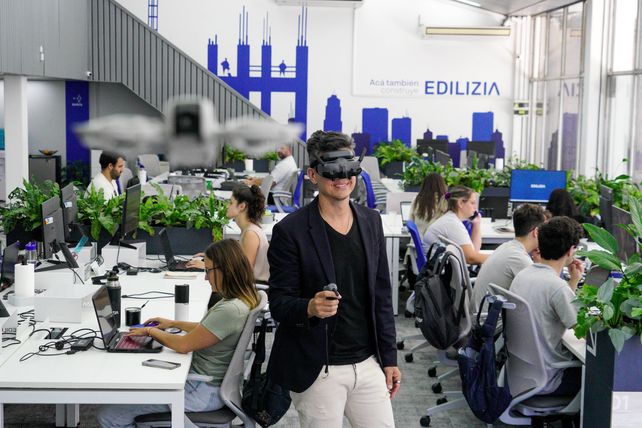 En las oficinas de Edilizia se prueban diferentes equipos que luego se llevan a las obras. Muchos jóvenes arquitectos quieren sumarse a la empresa para tener know how sobre nuevas tecnologías y procesos.
