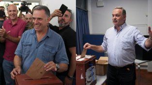 Los candidatos Yamandú Orsi (izq.) y Álvaro Delgado emitiendo su voto en el ballottage uruguayo.