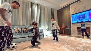 Lionel Messi se divirtió junto a sus hijos en un improvisado picado a la vera de la chimenea. Antonela Rocuzzo fue la encargada de la transmisión en Instagram.&nbsp;