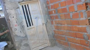 Ataque. Cuando la mujer llegó de la iglesia encontró al hombre dentro de la casa. Poco después la sacó arrastrando por la puerta y la apuñaló afuera.