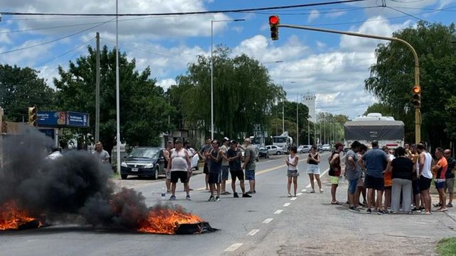 Vecinos cortaron la ruta el sábado. Algunos debieron esperar casi 26 horas la reposición del servicio.