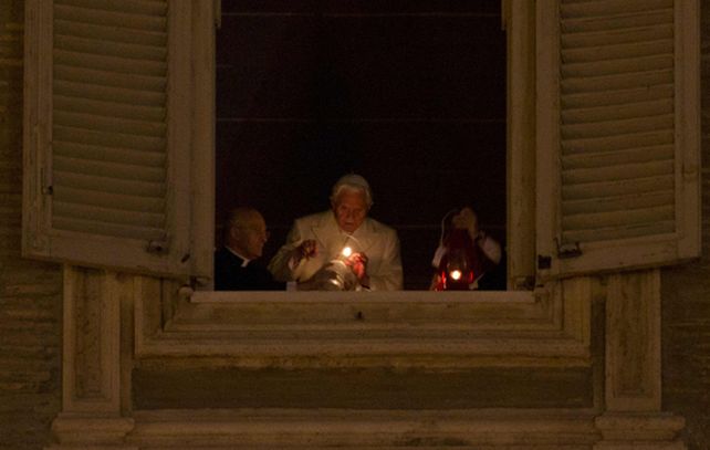 Benedicto XVI realizó un homenaje personal al pesebre inaugurado en ese momento en la Plaza San Pedro.
