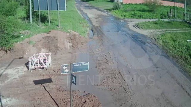 Paraná: calle Tibiletti, por agua de cloacas rebalsadas y caños rotos, imposible de transitar