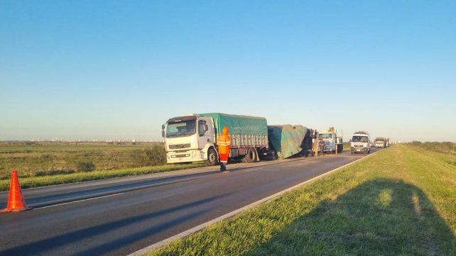 Un camión volcó su semirremolque en la Ruta Nacional 174 este miércoles por la mañana en jurisdicción del departamento Victoria.