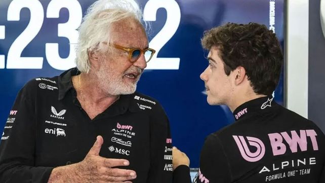 Franco Colapinto escucha a Briatore luego del tremendo error que cometió en el GP de Azerbaiyán.&nbsp;
