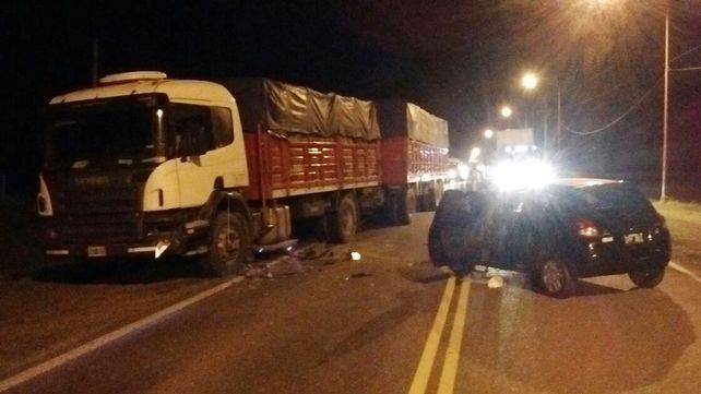 Madre e hijo heridos en un choque frontal entre un auto y un camión en Santa Rosa de Calchines