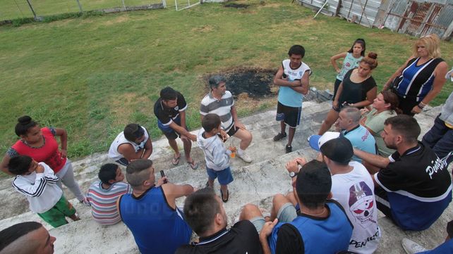 Jugadores e hinchas de Peñarol reunidos en busca de una respuesta