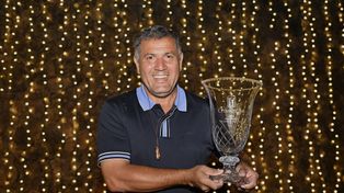 Agranda la vitrina. Ricardo González recibió en Hawaii un premio del PGA Tour Champions
