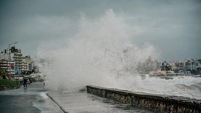 El avance del mar tras el temporal generó una situación de riesgo en distintos sectores de Mar del Plata.&nbsp;