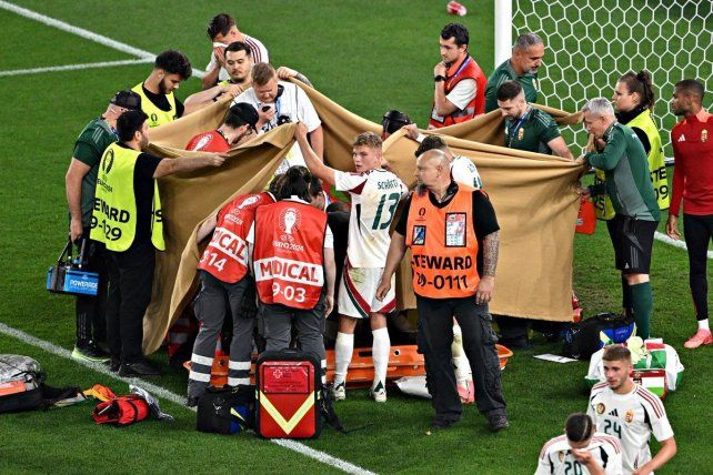 El jugador fue atendido y retirado en ambulacia.