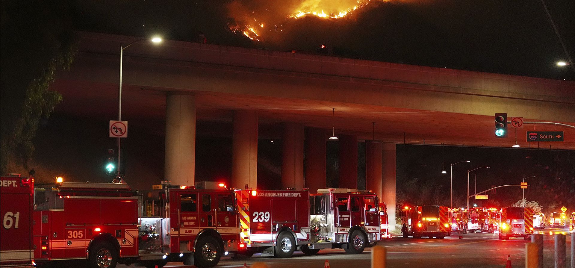 Camiones de bomberos llegaron hasta Sepulveda Blvd. mientras el fuego arde a lo largo de la carretera interestatal 405, el jueves 23 de enero de 2025, en Los Ángeles. (Foto AP/Mark J. Terrill) Camiones de bomberos llegaron hasta Sepulveda Blvd. mientras el fuego arde a lo largo de la carretera interestatal 405, el jueves 23 de enero de 2025, en Los Ángeles. (Foto AP/Mark J. Terrill)