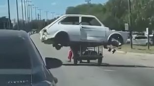 El impresionante video de un cartonero que lleva un Fiat 147 en su carro