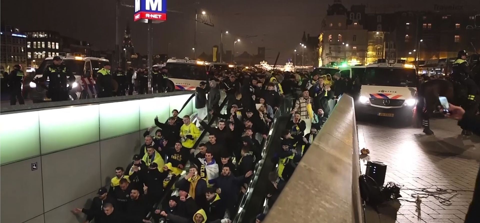 En esta imagen tomada de un video, la policía escolta a simpatizantes del Maccabi Tel Aviv hacia el metro, luego de que simpatizantes propalestinos marcharan cerca del estadio de fútbol, en Ámsterdam, Países Bajos, el jueves 7 de noviembre de 2024. (Foto AP InterVision) En esta imagen tomada de un video, la policía escolta a simpatizantes del Maccabi Tel Aviv hacia el metro, luego de que simpatizantes propalestinos marcharan cerca del estadio de fútbol, en Ámsterdam, Países Bajos, el jueves 7 de noviembre de 2024. (Foto AP InterVision)