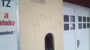 Pintadas antisemitas en la sede de la sociedad cultural israelita I. L. Peretz