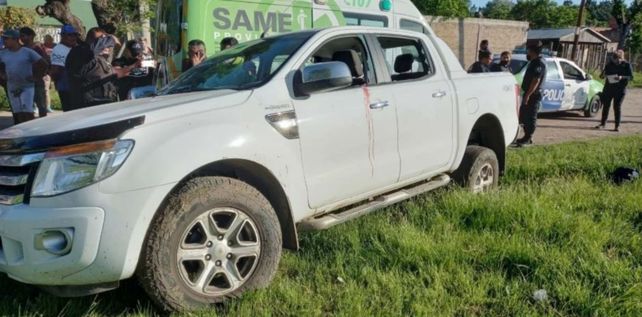 La camioneta que quisieron robarle a un jubilado en Florencio Varela. El hombre enfrentó a los ladrones y mató a dos.&nbsp; (Foto vía twitter @pampamonaco)
