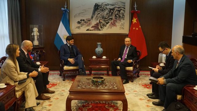 El gobernador Maximiliano Pullaro y su equipo junto al embajador de China en Argentina, Wang Wei