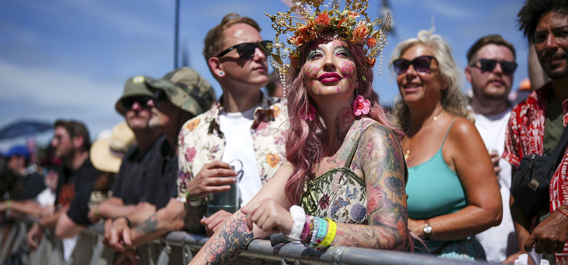 Asistentes al festival antes de la actuación de Cyndi Lauper durante el Festival de Glastonbury en Worthy Farm, Somerset, Inglaterra, el sábado 29 de junio de 2024. (Scott A Garfitt/Invision/AP)