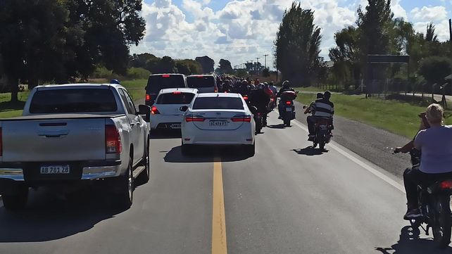 El cortejo que trasladó los restos de Meoni momentos antes de arribar al cementerio de Junín.