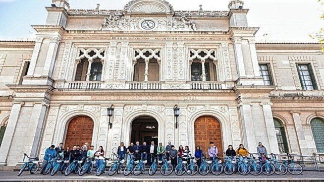 La UNL entregó 25 bicicletas a estudiantes becados