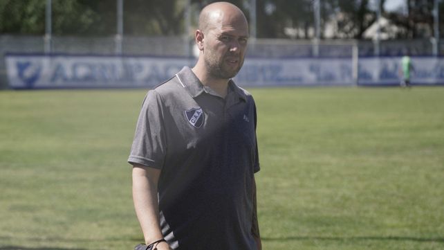 Sigue el DT. Leonardo Acoglanis tiene las riendas de la entidad de barrio Sarmiento. &nbsp;