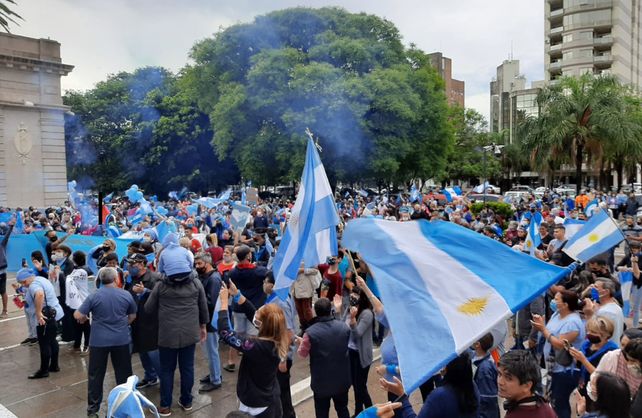 Masiva manifestación celeste en Santa Fe en contra del proyecto de legalización del aborto