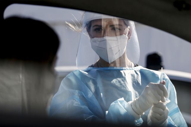 Test de PCR sin bajar del auto en California. Tanto el test como las vacunas servirán para la nueva cepa