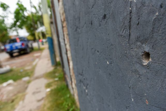 Las marcas de una balacera extorsiva a vecinos de Ludueña. La práctica fue el punto de partida de la investigación a una banda de narcomenudeo gestada en prisión.
