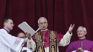 El flamante nuevo Papa de la Iglesia católica, León XIV, saluda desde el Balcón de la Logia de las Bendiciones.&nbsp;