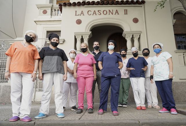 El personal de La Casona fue inmunizado junto a los adultos mayores en el marco de la campaña de vacunación que dispuso la provincia.