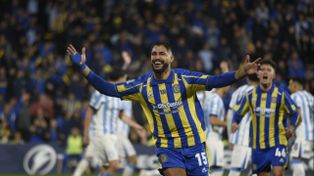 Mallo hizo un gol de taco en medio de una maraña pero VAR vio off side