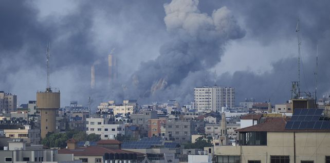 El humo se eleva tras un ataque aéreo israelí en la ciudad de Gaza, el miércoles 11 de octubre de 2023. Los gobernantes militantes de Hamas en la Franja de Gaza llevaron a cabo un ataque sin precedentes en múltiples frentes contra Israel al amanecer del sábado, disparando miles de cohetes mientras decenas de combatientes de Hamas se infiltraron en la frontera, matando a cientos de civiles y tomando rehenes. (Foto AP/Hatem Moussa)