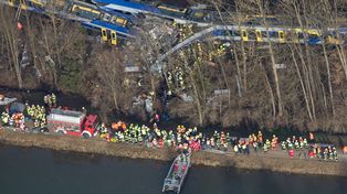 Por un error humano dos trenes chocan en Alemania: 10 muertos